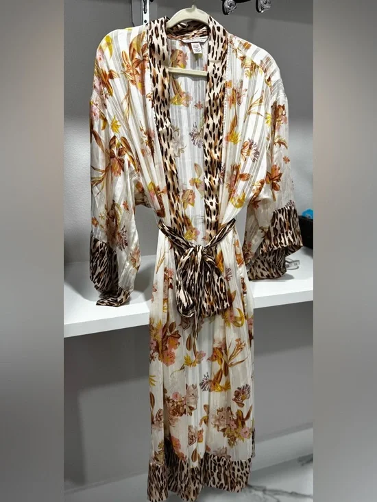 Victoria’s Secret Floral  Leopard-Trim Wrap Kimono- Robe - Picture 2 of 4